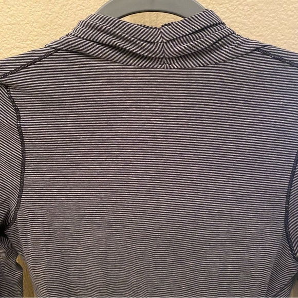 LULULEMON Women Gray Striped Faux Wrap Long Sleeve Top Size 4-6 - Picture 5 of 6